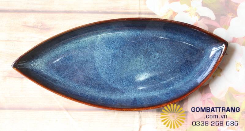 Đĩa với thiết kế hình lá độc đáo, tạo điểm nhấn cho món ăn kiểu cách