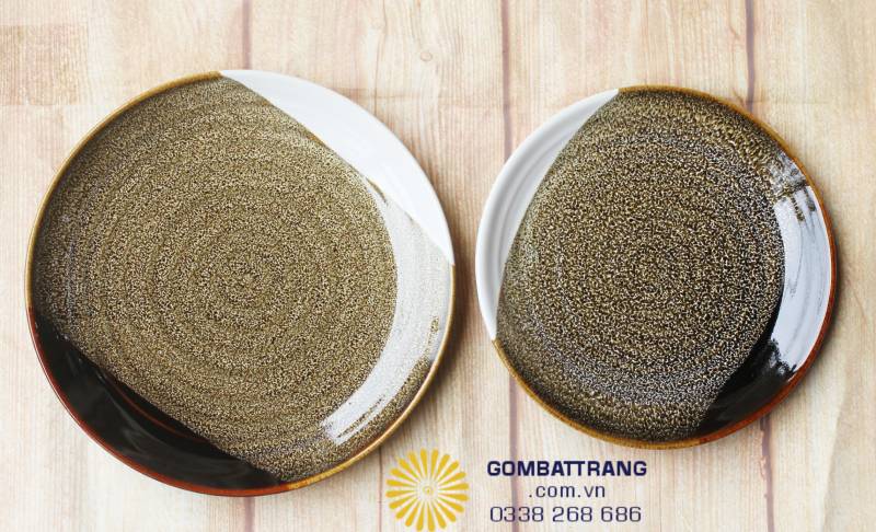 Bộ đôi đĩa tròn tối giản, sang trọng với các đường vân men hỏa biến lan tỏa tự nhiên như một tác phẩm nghệ thuật.