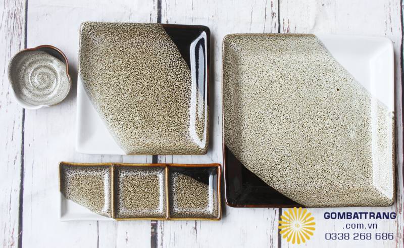 Set đĩa vuông hiện đại đi kèm khay gia vị 3 ngăn, đồng nhất về màu sắc và kiểu dáng cho bàn ăn chuyên nghiệp.