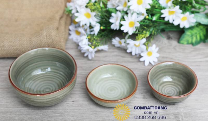 Bề mặt men ít bám dầu mỡ, giúp việc vệ sinh sau bữa ăn trở nên nhanh chóng và nhẹ nhàng hơn.