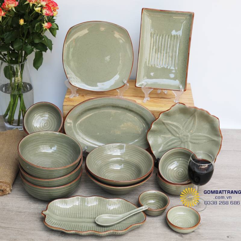  Sắc men xanh ngọc phủ đều bề mặt, khi nhìn dưới ánh sáng tự nhiên tạo hiệu ứng dịu mắt, giúp món ăn nổi bật mà không bị chói màu.