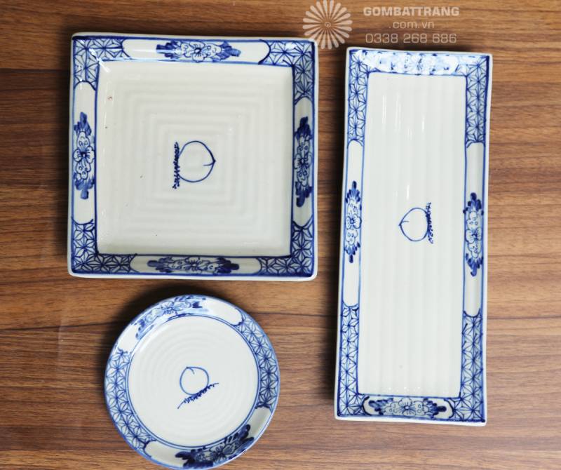 Hình ảnh quả đào cách điệu đặt ở chính giữa bát đĩa, nét vẽ mềm mại, mang ý nghĩa phong thủy về sự may mắn và trường thọ.