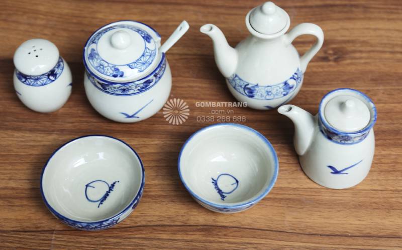 Dưới ánh sáng vàng, sắc lam trên họa tiết trở nên trầm ấm hơn, làm nổi bật vẻ đẹp cổ điển và sang trọng của bộ bát đĩa Bát Tràng.