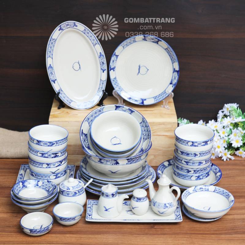 Bộ bát đẹp Bát Tràng nổi bật với họa tiết lam cổ viền dày, trung tâm để thoáng nền men trắng, tạo cảm giác hài hòa và sang trọng cho bàn ăn Việt.