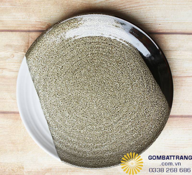 Bề mặt men bóng mịn với những vân màu biến ảo như dải ngân hà, giúp các món xào hay món mặn trở nên bắt mắt và hấp dẫn hơn như được phục vụ tại nhà hàng 5 sao.