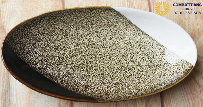 Đường cong mềm mại mô phỏng những hình dáng tự nhiên, là "phông nền" hoàn hảo để tôn vinh màu sắc tươi ngon của các món cá hấp hay rau củ quả.