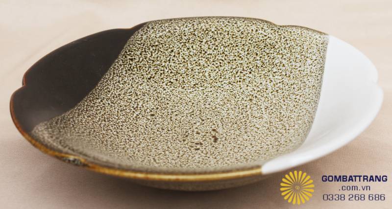 Mang lại sự gọn gàng và ngăn nắp cho bàn ăn. Những góc cạnh dứt khoát kết hợp với chất men hỏa biến trầm mặc tạo nên phong cách sống tối giản nhưng đầy cá tính.