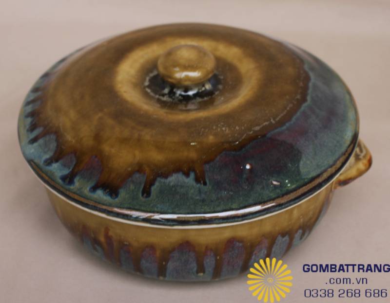 Thố có nắp men hỏa biến sắc kim giúp giữ nhiệt món canh và đảm bảo sự tinh khiết trên bàn thờ.