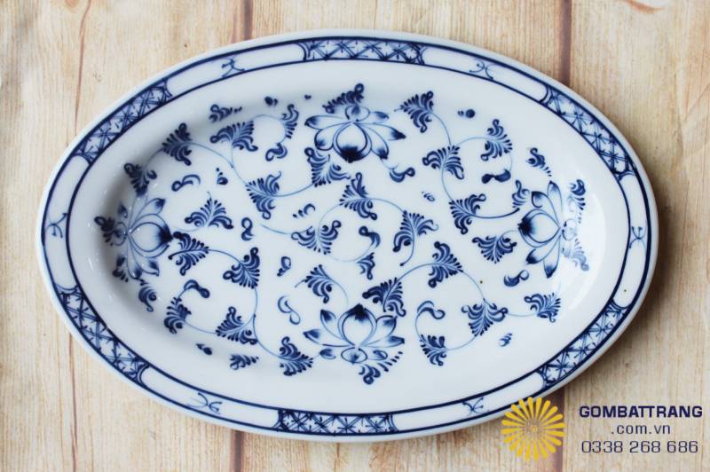 Dáng bầu dục thuôn dài với phần viền được kẻ chỉ xanh thanh mảnh, rất phù hợp để trình bày các món cá hấp hoặc các món xào trường vị.