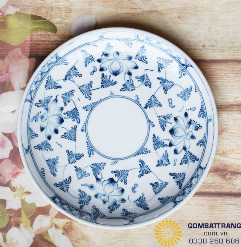 Thiết kế đĩa bản rộng, lý tưởng để bày các món chính như thịt gà, giò chả hoặc rau củ luộc, làm nổi bật sắc xanh của hoa văn men lam.