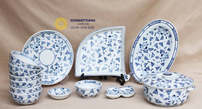 Từng món đồ được sắp xếp lớp lang, tạo nên một chỉnh thể sang trọng, chuẩn mực cho không gian nhà hàng cao cấp hoặc bàn tiệc dòng tộc.