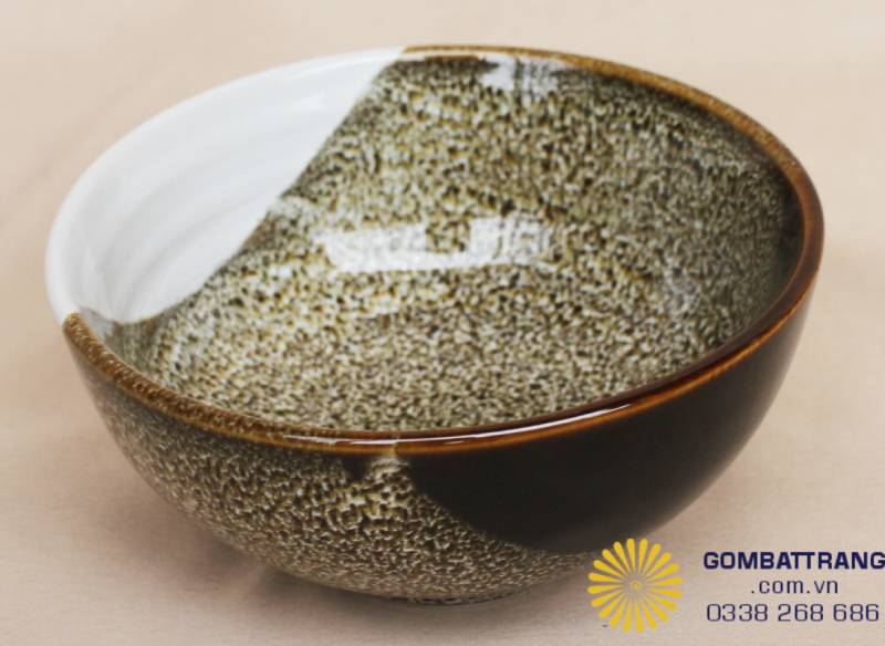 Bát con được thiết kế nhỏ gọn vừa tay, thích hợp với bữa cơm người Việt