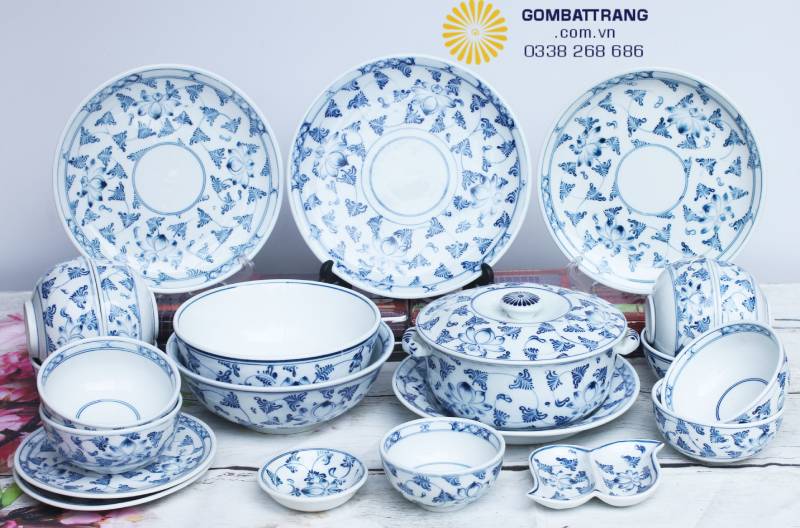 Sự kết hợp hoàn hảo giữa gốm sứ truyền thống và nghệ thuật sắp đặt hiện đại.