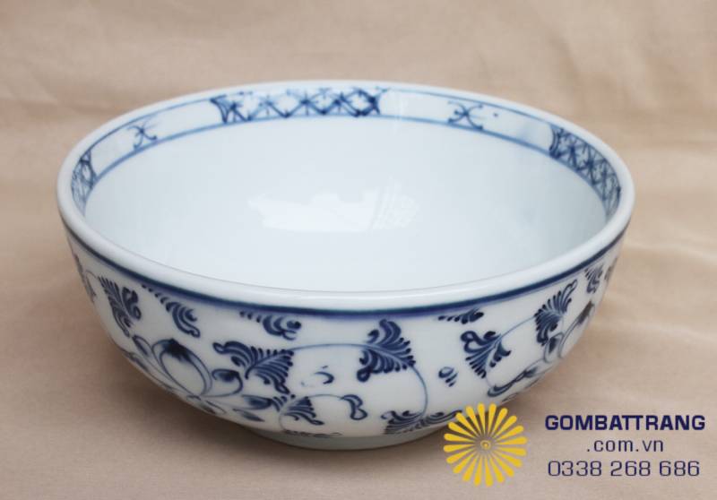 Thành bát đứng và cao giúp giữ trọn vẹn sức nóng cho các món canh đặc trưng của Việt Nam. Sắc xanh lam của hoa văn trên nền sứ trắng làm màu sắc thực phẩm bên trong trở nên tươi ngon và sạch sẽ hơn.