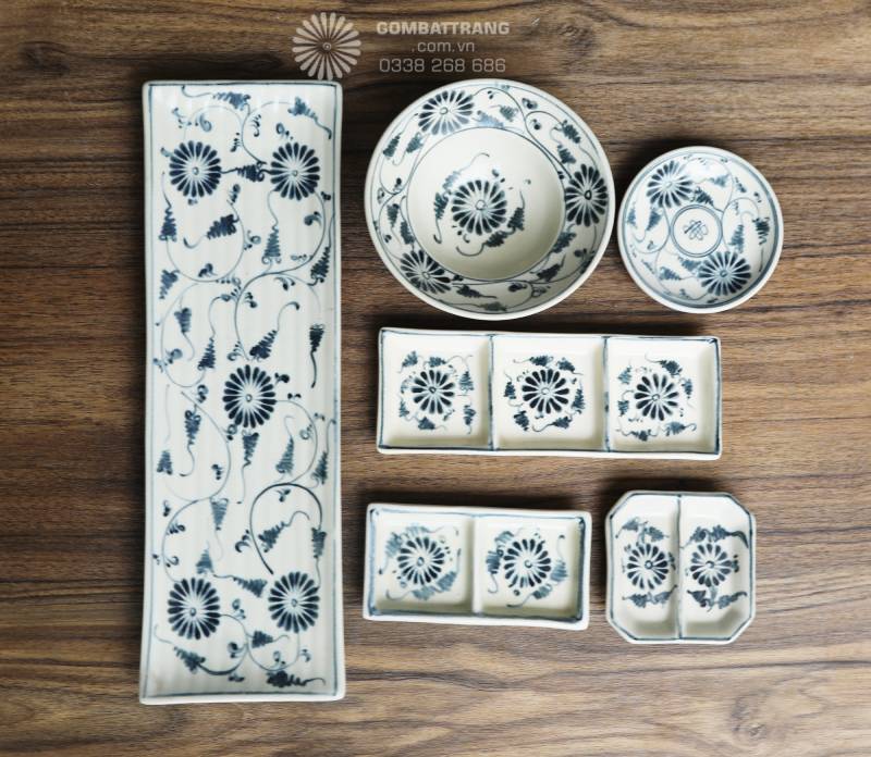  Khay đựng gia vị chia ô gọn gàng, họa tiết được tiết chế vừa đủ, thuận tiện cho việc bày nước chấm, gia vị tại bàn hoặc line phục vụ