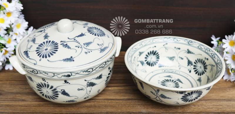  Tô lớn đặt nghiêng cho thấy thành gốm dày, mép bo tròn đều tay, bề mặt men bóng mịn phản chiếu ánh sáng nhẹ, tạo cảm giác chắc chắn khi sử dụng.