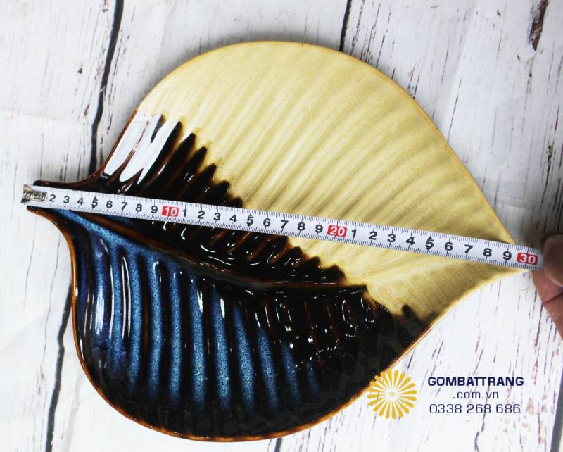  Đo chiều dài đĩa lá lớn (khoảng 30cm). Đây là lựa chọn hoàn hảo cho các món cá tầm, cá chép om dưa hoặc gà quay nguyên con.