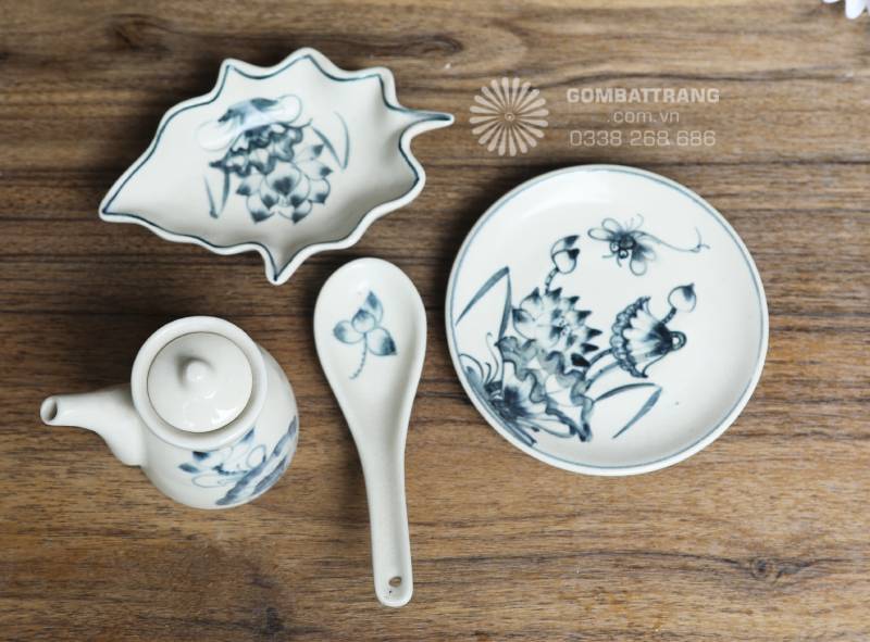 Lớp men bóng mịn phủ đều bề mặt, giúp bát đĩa dễ vệ sinh, hạn chế bám màu thực phẩm và giữ vẻ đẹp lâu dài.