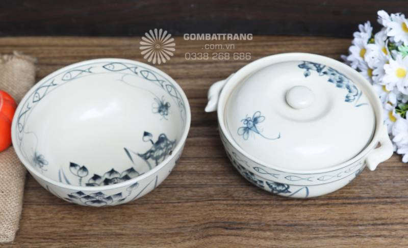 Bát đĩa gốm Bát Tràng khi sử dụng trong nhà hàng tạo sự đồng bộ, chuyên nghiệp, góp phần xây dựng hình ảnh thương hiệu bền vững.