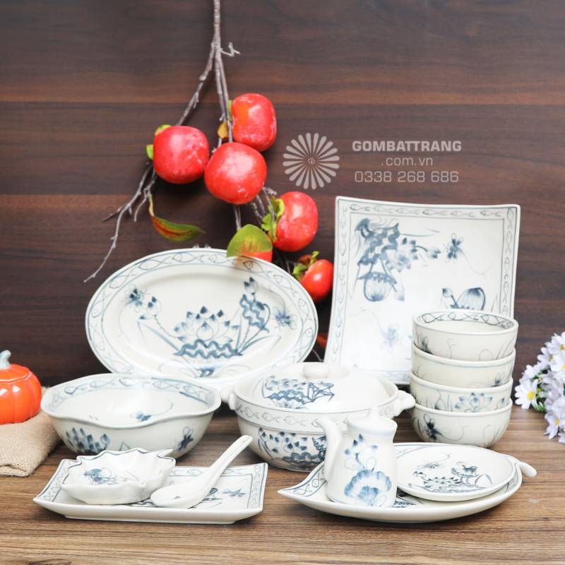Bộ bát đĩa sang trọng Bát Tràng với tông men sáng, họa tiết lam hài hòa, phù hợp cho cả bàn ăn gia đình và không gian tiếp khách.