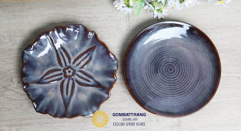 Bề mặt men hỏa biến: Lớp men loang tím – xám bạc, ánh sáng chuyển động nhẹ, tăng chiều sâu thị giác cho món ăn.