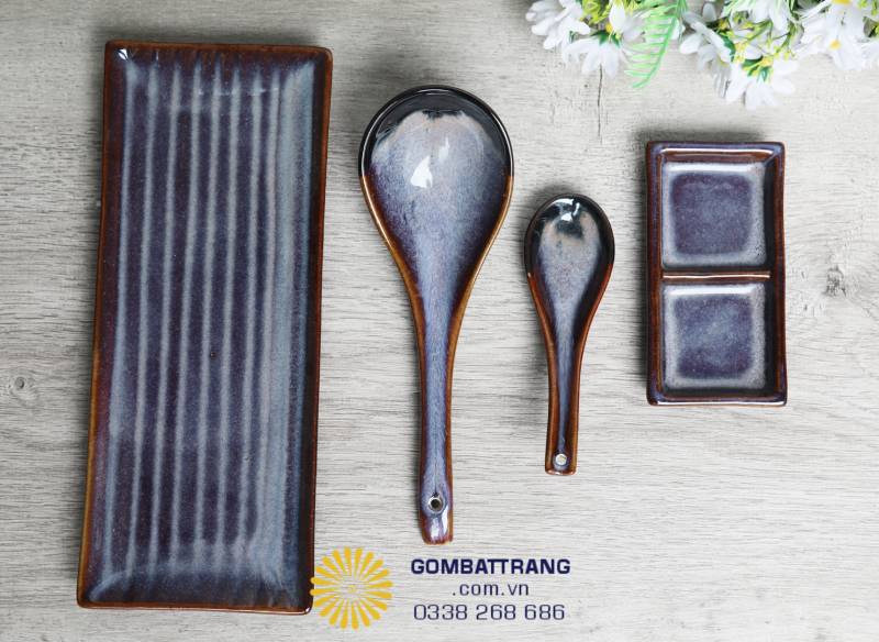 Phụ kiện đồng bộ: Bộ bình rót, hũ gia vị và thìa gốm đồng bộ giúp bàn ăn đồng nhất, sang trọng và chuyên nghiệp.