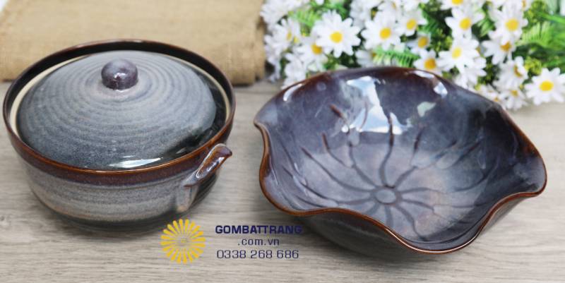 Thố cơm có nắp đậy khít, núm cầm chắc chắn, giữ nhiệt cho cơm và canh, giúp bàn tiệc trông sang trọng, gọn gàng