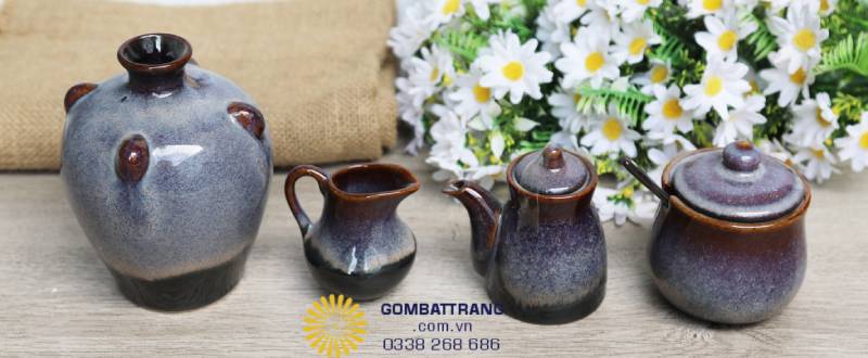 Đây là bộ sản phẩm "Full set", không chỉ có bát đĩa mà còn có đầy đủ bình rót, hũ tiêu, thìa, cốc... giúp bàn ăn trở nên đồng nhất tuyệt đối.