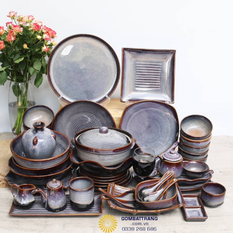 bộ này mang vẻ đẹp trầm mặc, quyền quý và có chiều sâu hơn nhờ sự kết hợp giữa sắc tím, xám bạc và viền nâu kim loại