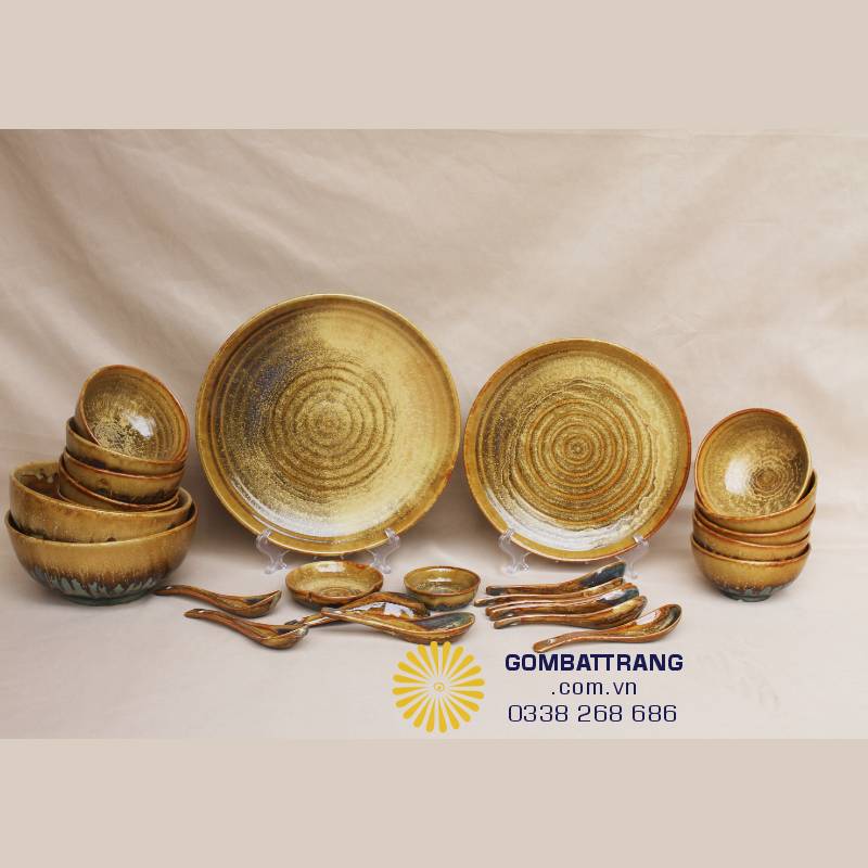 Cận cảnh các vân men loang tự nhiên trên bộ bát đĩa thắp hương đẹp, biểu tượng cho sự thịnh vượng.