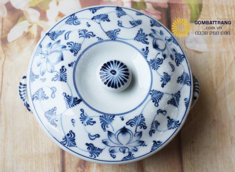 Không chỉ là vật dụng đựng cơm, chiếc âu mang dáng dấp của sự sung túc và đủ đầy. Nắp đậy được chế tác tỉ mỉ, giúp giữ trọn vẹn hương vị nồng nàn của hạt ngọc trời.