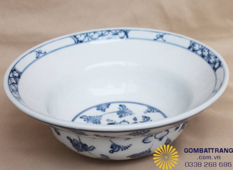 Sự kết hợp giữa lòng bát sâu và họa tiết vẽ hoa xanh mướt mắt tạo nên chiều sâu thị giác, giúp các món súp hay món hầm trở nên đậm đà và ngon miệng hơn.