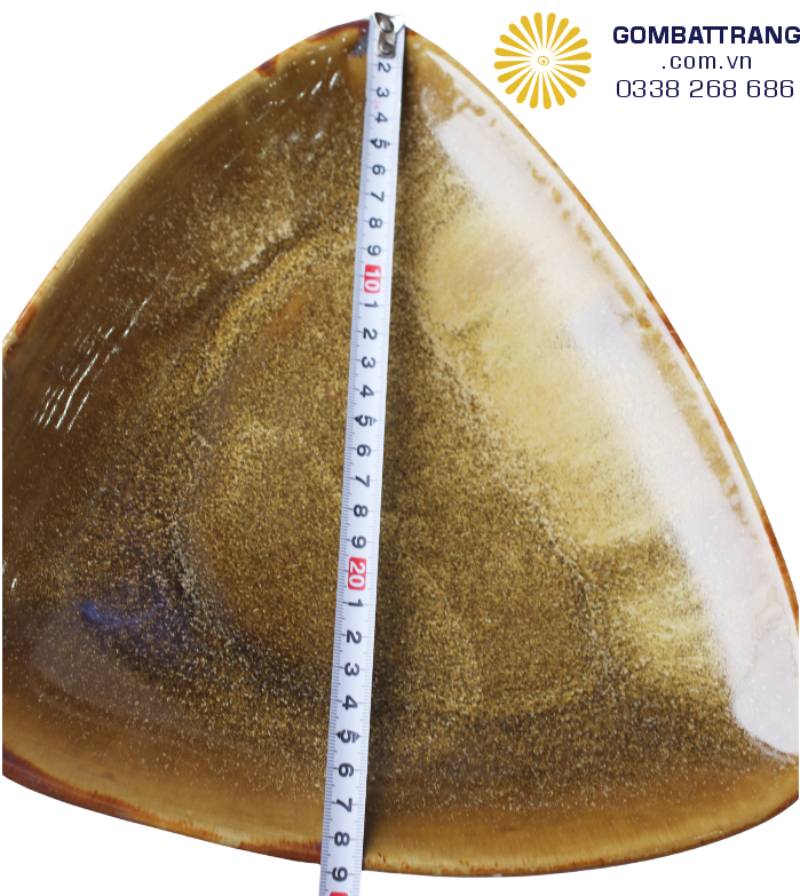 Đĩa tam giác bo góc hiện đại dòng men hỏa biến mang lại vẻ đẹp phá cách cho không gian ẩm thực.