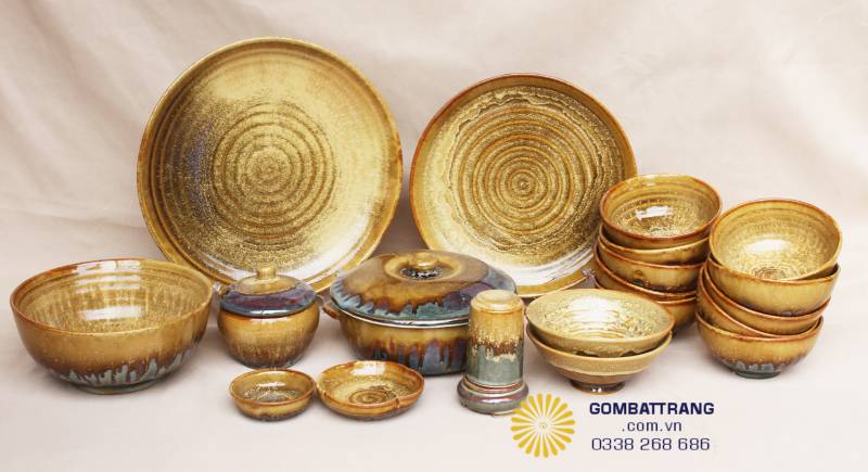 Tổng thể bộ bát đĩa xinh Bát Tràng đầy đủ món từ bát cơm, đĩa gia vị đến đĩa decor dáng lá nghệ thuật.