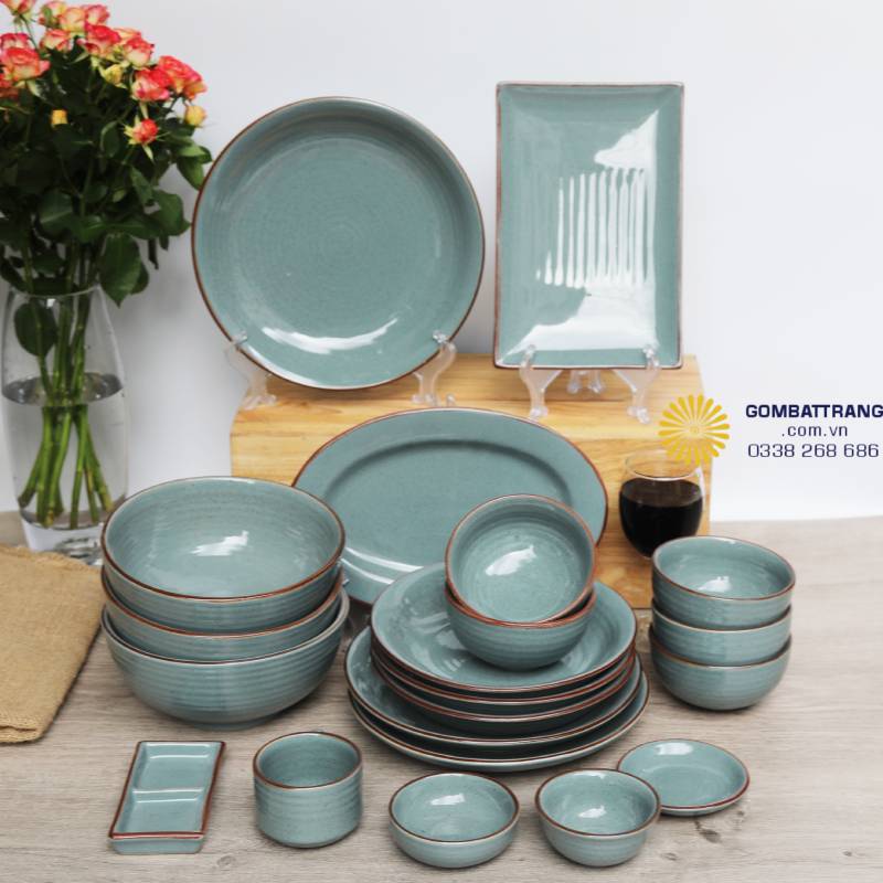 Toàn bộ bát đĩa được phối đồng bộ men xanh ngọc, tạo cảm giác hài hòa khi bày mâm, giúp bàn ăn trông gọn gàng và có chiều sâu thẩm mỹ.