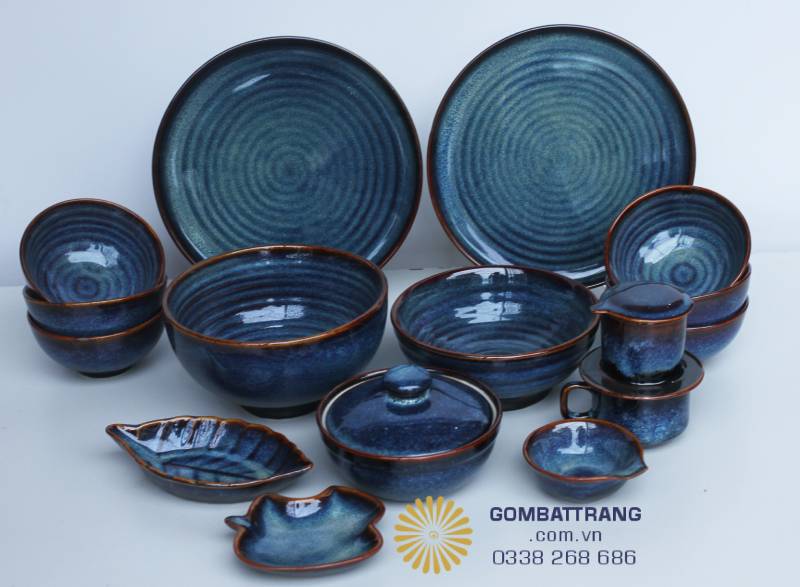 bộ bát đũa đẹp này đủ đầy cho một mâm cơm gia đình từ 6-10 người hoặc dùng trong các bữa tiệc tân gia sang trọng.