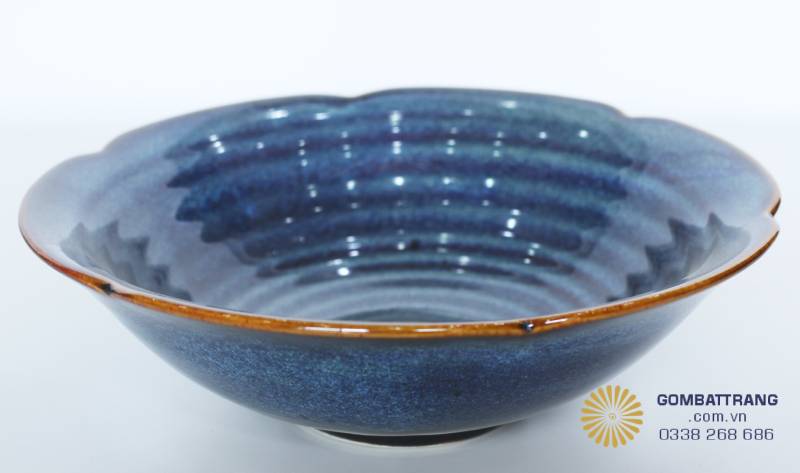 chiếc bát tô lớn với dáng loe, viền uốn lượn nhẹ nhàng như cánh hoa. Lòng bát lộ rõ hiệu ứng men hỏa biến với các đốm sáng lấp lánh.
