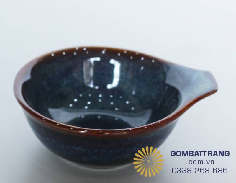 Chiếc bát con có tay cầm (hoặc mỏ rót), rất tiện lợi cho việc đựng nước dùng hoặc các món súp đặc trưng.