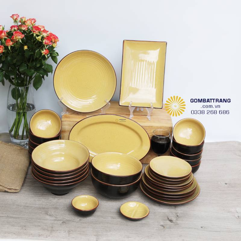 Khi đặt đầy đủ bát, tô, đĩa lên mâm, bộ bát đĩa tạo nên tổng thể hài hòa, đồng bộ màu men, giúp bàn ăn trông gọn gàng và có chiều sâu hơn hẳn so với việc dùng bát đĩa lẻ tẻ nhiều kiểu.