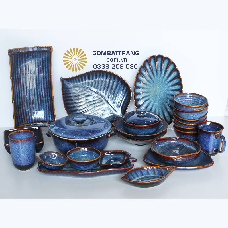 Nghệ thuật tạo hình lá: Các mẫu đĩa hình lá trầu, lá chuối với đường gân nổi chân thực mang lại vẻ đẹp mộc mạc và gần gũi với thiên nhiên