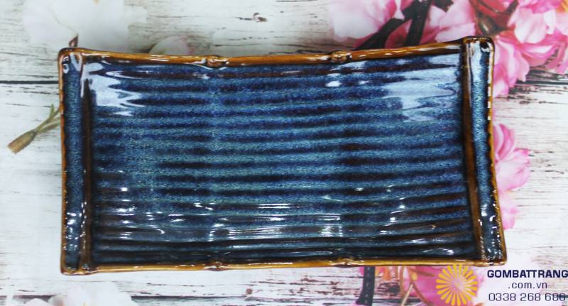 Viền nâu hổ phách tinh tế: Đường chỉ viền màu nâu trầm giúp tôn lên hình khối cách điệu, tạo sự sang trọng và chắc chắn cho bộ bát đĩa