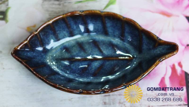 Chất gốm nung cao nhiệt: Nung ở nhiệt độ trên 1300 độ C, giúp xương gốm đanh chắc, chịu nhiệt tốt và không bị nứt vỡ khi dùng trong lò vi sóng