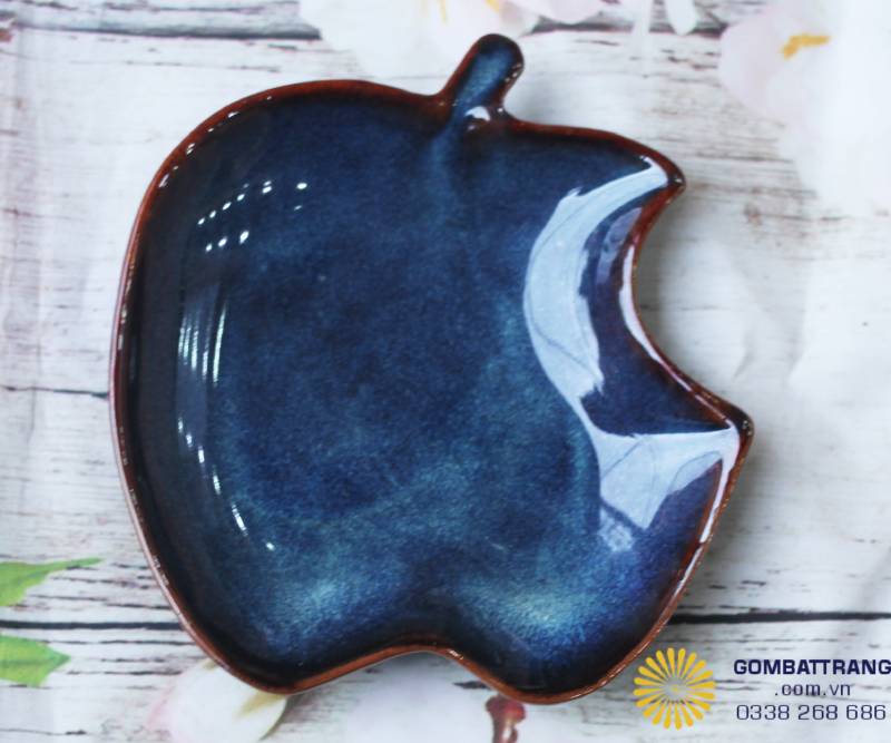 Bề mặt men bóng gương: Lớp men kính cao cấp không chỉ đẹp mắt mà còn chống trầy xước hiệu quả bởi dao nĩa, giữ sản phẩm luôn mới