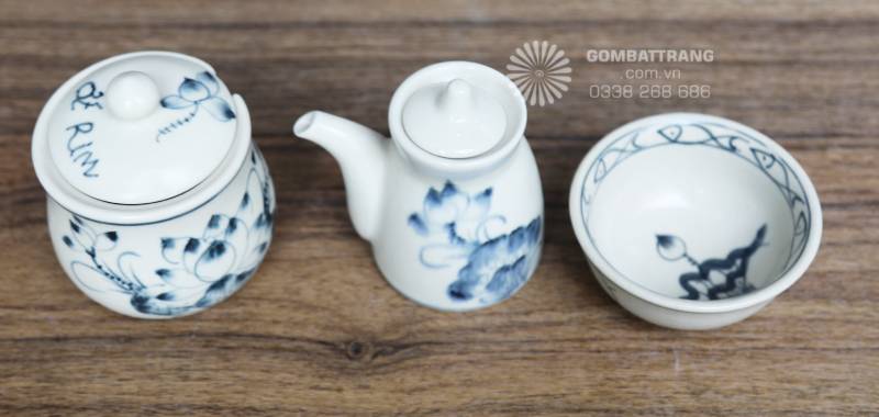 Các chi tiết với men sáng dịu, họa tiết sen vẽ tay mềm mại, phù hợp dùng hằng ngày hoặc bày bàn tiệc gia đình theo phong cách truyền thống.