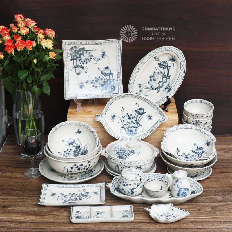 Toàn bộ bộ chén đĩa khi bày đủ cho thấy sự đồng bộ về màu men và họa tiết, dễ phối với nhiều không gian ăn uống khác nhau từ hiện đại đến truyền thống.