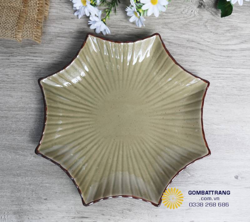 Thiết kế lòng đĩa sâu vừa phải, phù hợp trình bày các món có nước sốt, món xào hoặc món Âu mà không lo tràn ra ngoài.