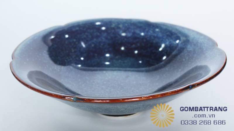 Kiểu dáng thiên nhiên cách điệu: Thiết kế hình lá, vỏ sò và các đường gân nổi mang lại sự mềm mại, tinh tế cho không gian bàn tiệc