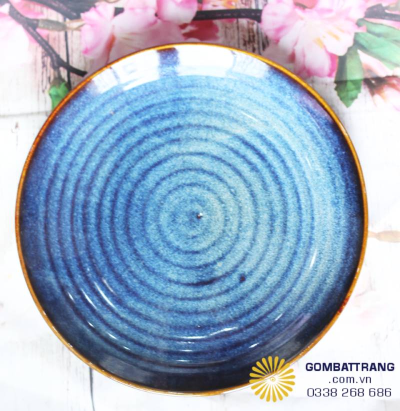 Viền hổ phách sang trọng: Đường viền màu nâu đồng tạo điểm nhấn khỏe khoắn, giúp phân định rõ nét hình khối của từng món đồ sứ