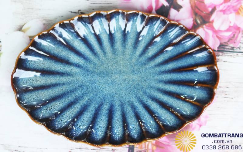 Bề mặt men chống xước: Lớp men bóng mịn giúp ngăn chặn vết trầy xước từ dao nĩa, giữ cho bộ chén dĩa luôn mới sau thời gian dài sử dụng