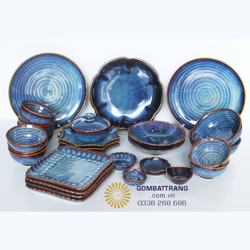 Vẻ đẹp độc bản từ lửa: Lớp men hỏa biến biến ảo tự nhiên trong lò nung, đảm bảo mỗi chiếc đĩa là một tác phẩm duy nhất, không trùng lặp